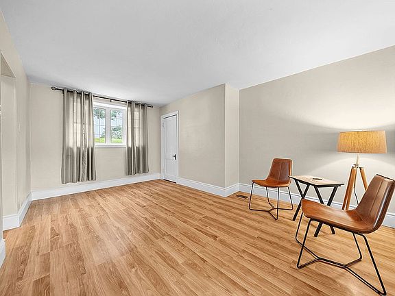 Living room to front