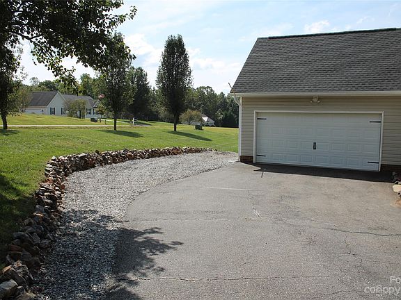 4th image of 121 Falling Leaf Ln