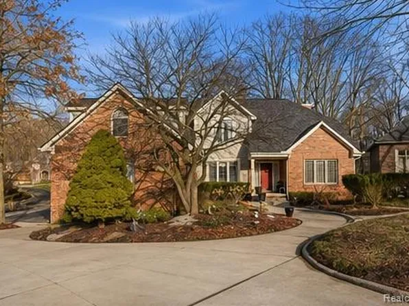 28690 Wintergreen Ct, Farmington Hills, MI 48331