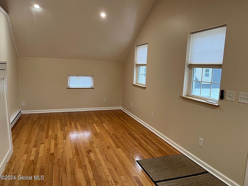 5th image of 8 Bogardus Road