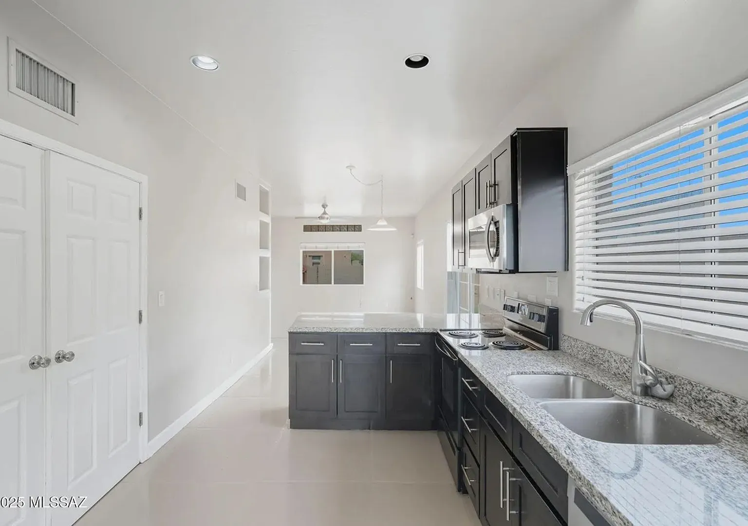 2862 N Tyndall #2 — Photo 1