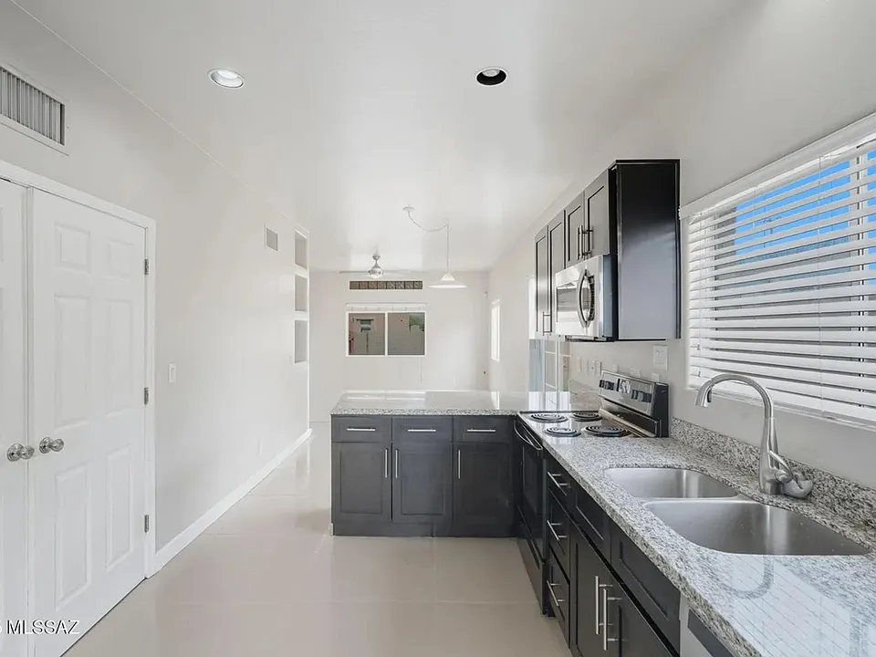 2862 N Tyndall Ave #2