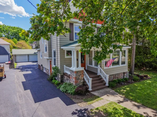 319 W Judd St, Woodstock, IL 60098