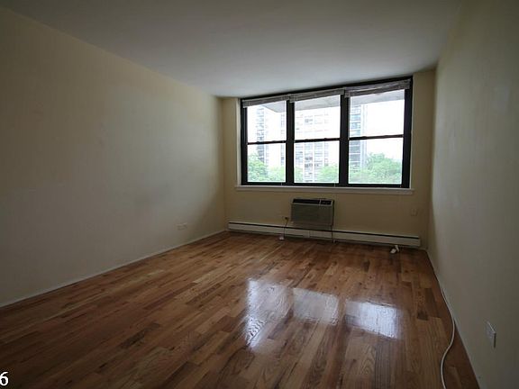3rd image of 1446 N Dearborn St #715