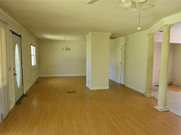 5th image of 142 Patton St