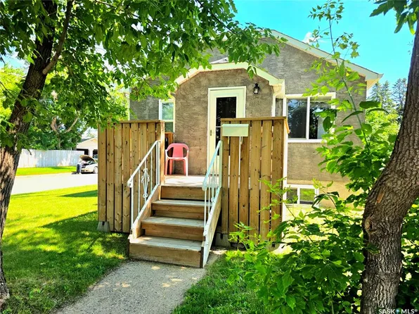 802 O AVENUE S, Saskatoon, SK S7M 2S7