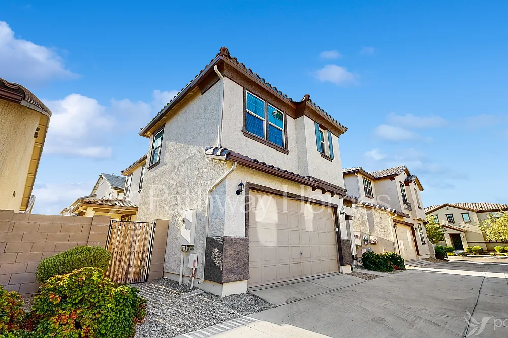 3 bed, 2.5 bath, 1932 sqft, $2,295 — Photo 2