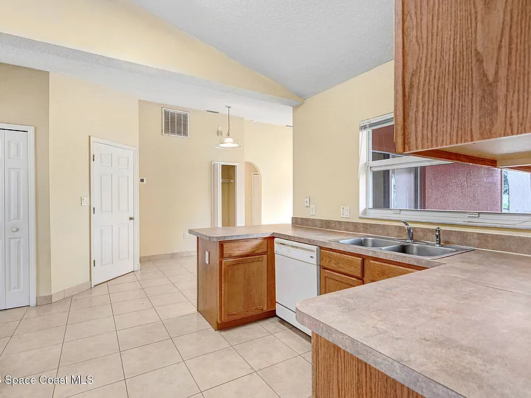 1416 Martinez St SE — Photo 8