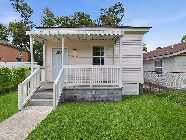 1025 Elliott Ave — Photo 1