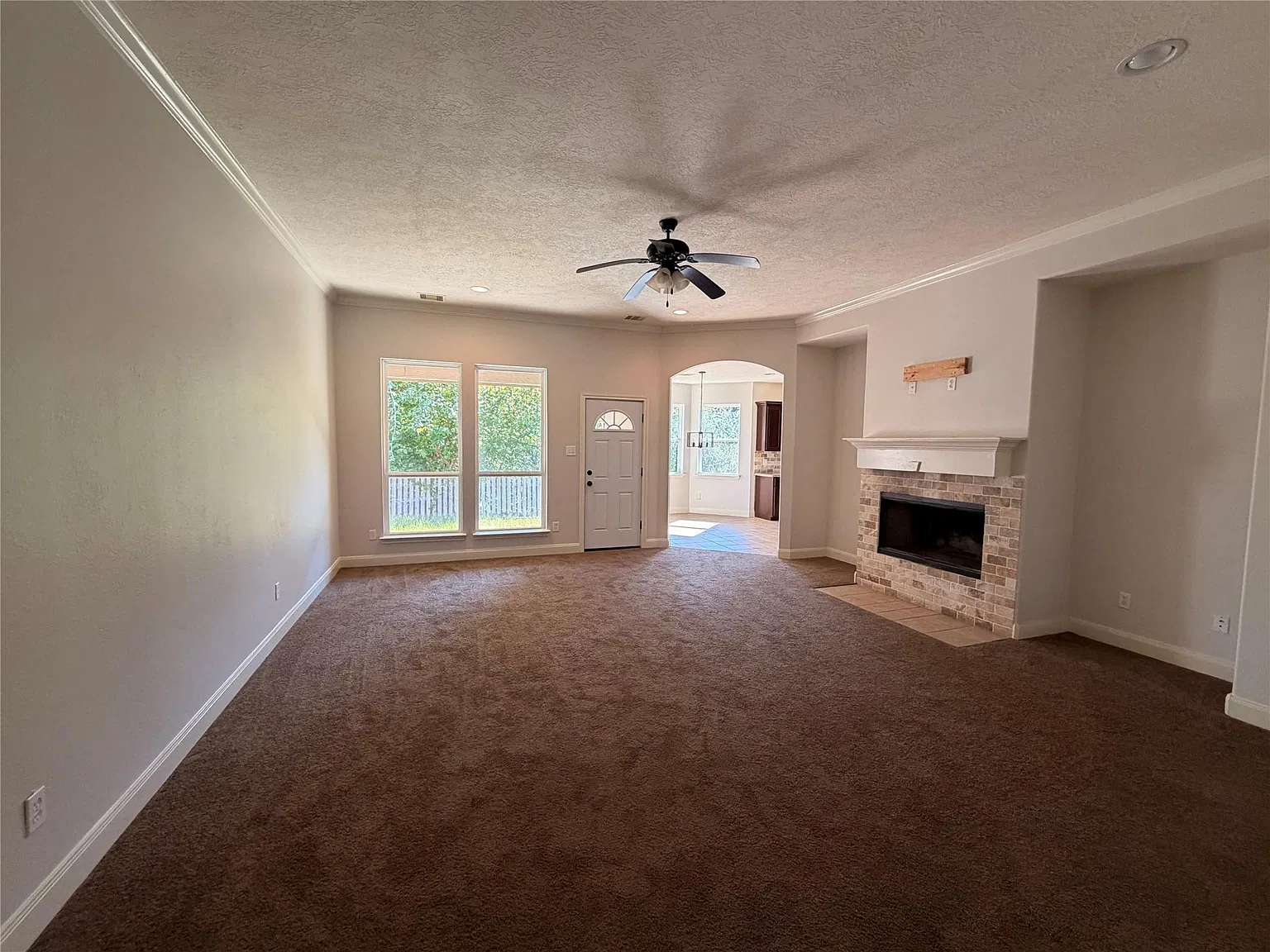4 bed, 2.0 bath, 1830 sqft, $2,300 — Photo 2