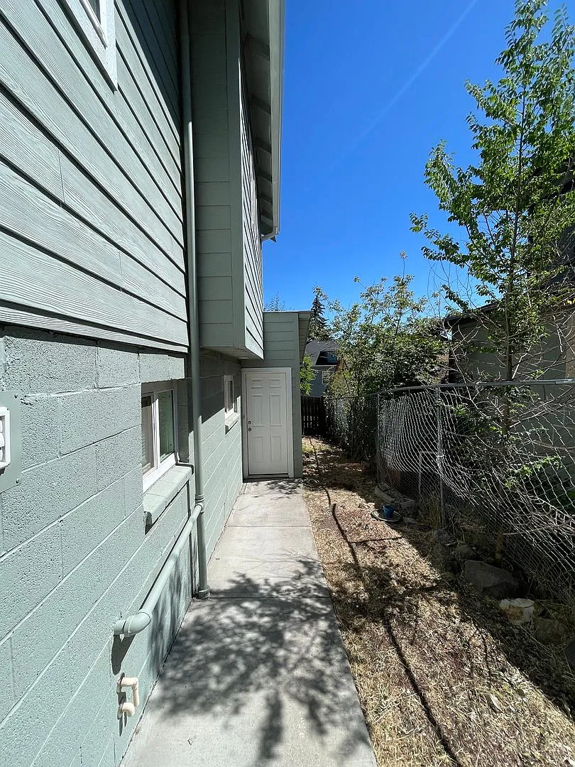 609 N 8th St photo 1