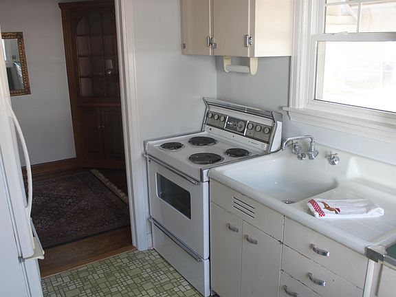 5th image of 2428 Carey Ave