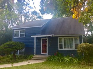 8922 Skyline Dr, Burr Ridge, IL 60527