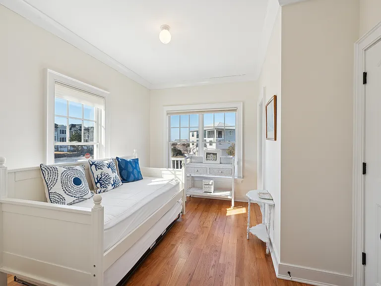 902 Dune Rd — Photo 4