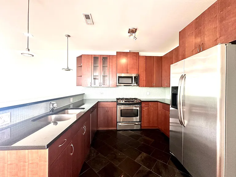1635 W Cortland St #301 — Photo 6