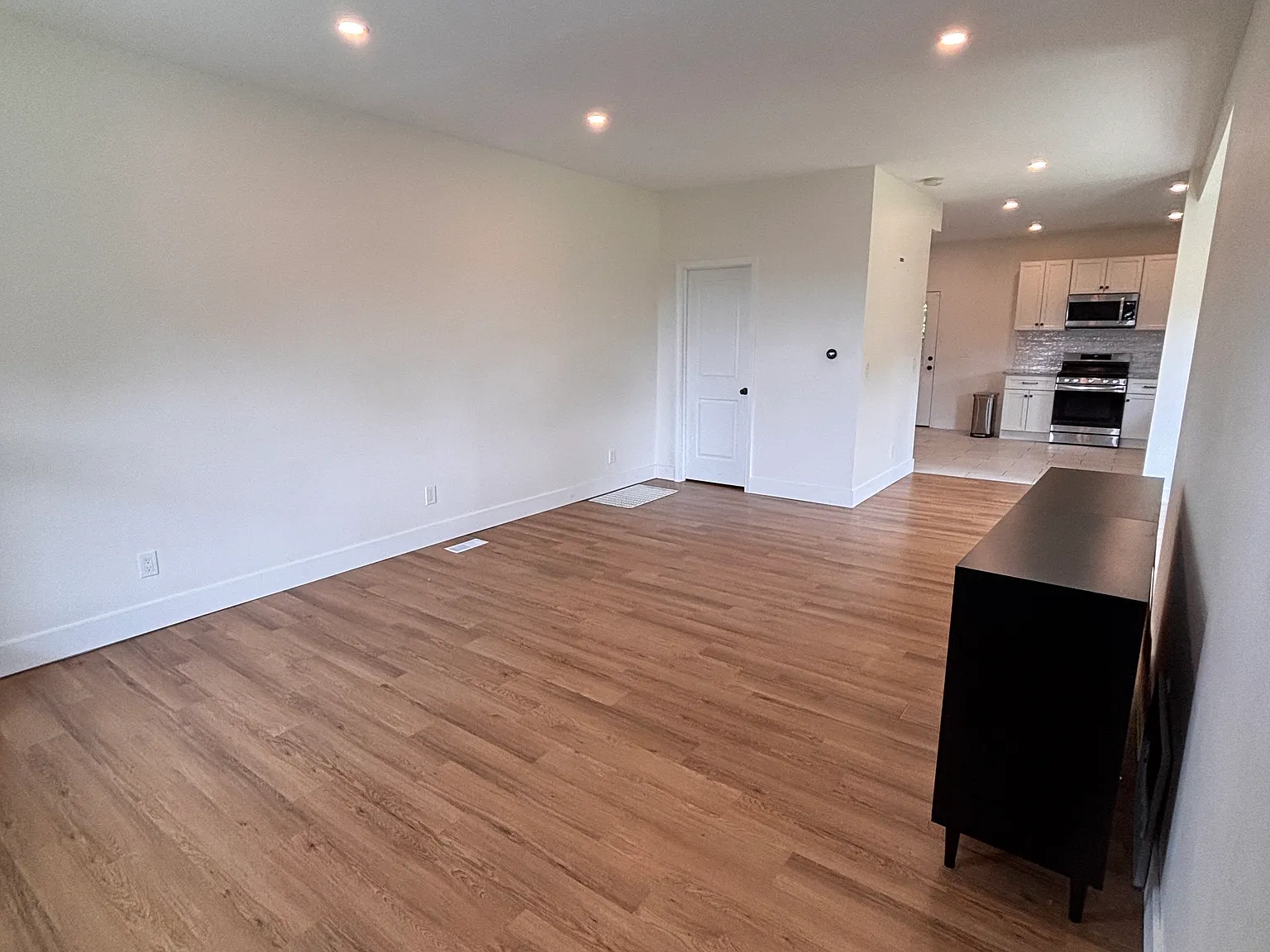 3 bed, 2.5 bath, 1303 sqft, $2,300 — Photo 3
