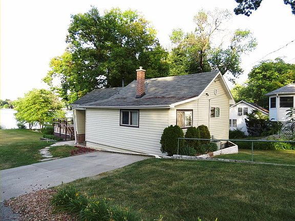 5th image of 136 E Grand Ave