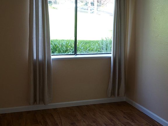 3rd image of 401 Oak Ct #401