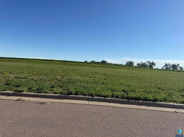 308 Duck Trl, Hartford, SD 57033