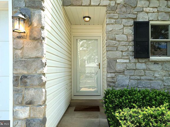 2nd image of 122 Washington Pl