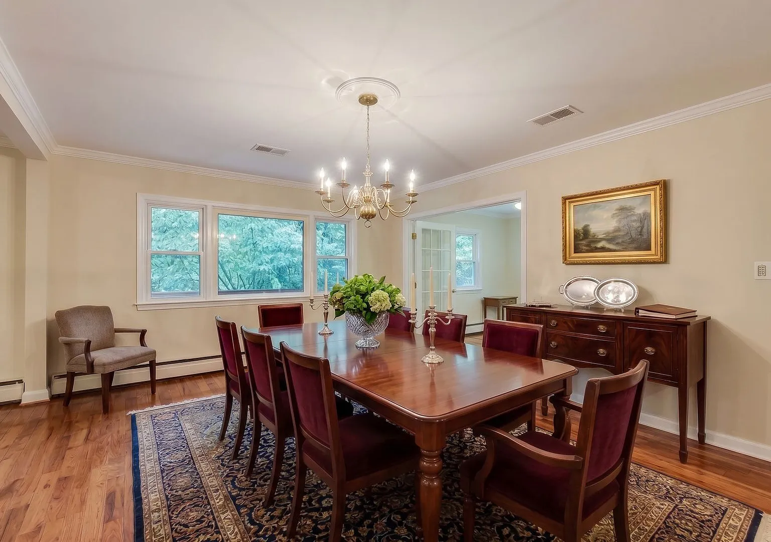 Spacious 3BR/3BA Retreat Backing to Nature in Quiet Silver Spring Cul-de-Sac — Photo 2