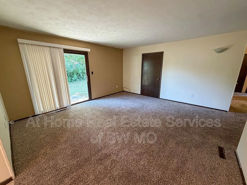 3 bed, 2.0 bath, 1227 sqft, $1,330 — Photo 4
