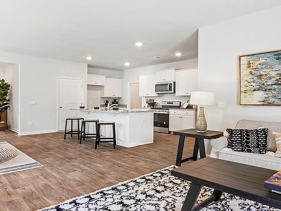 4th image of 126 Serrano St