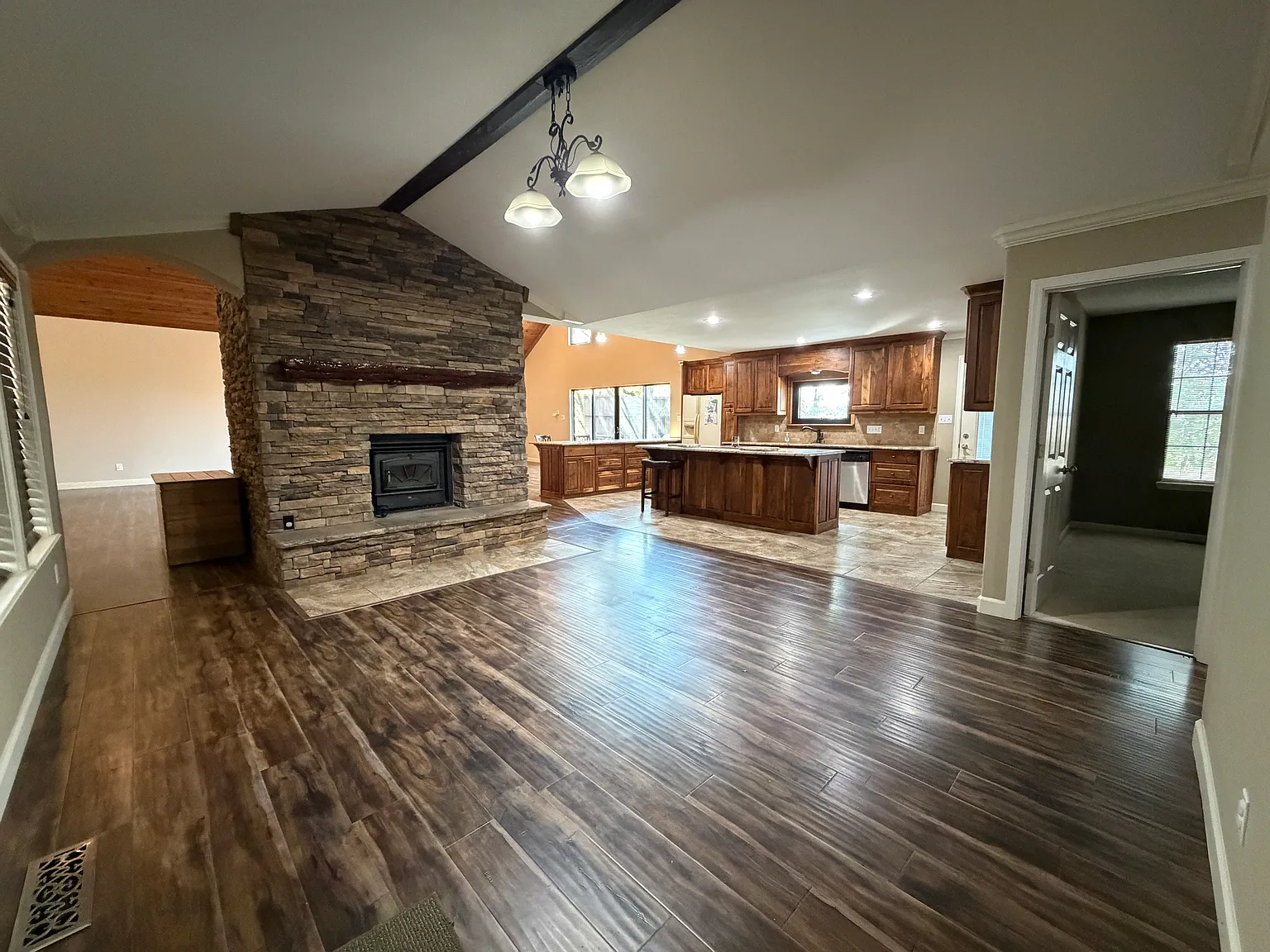 3 bed, 2200 sqft, $2,150 — Photo 2