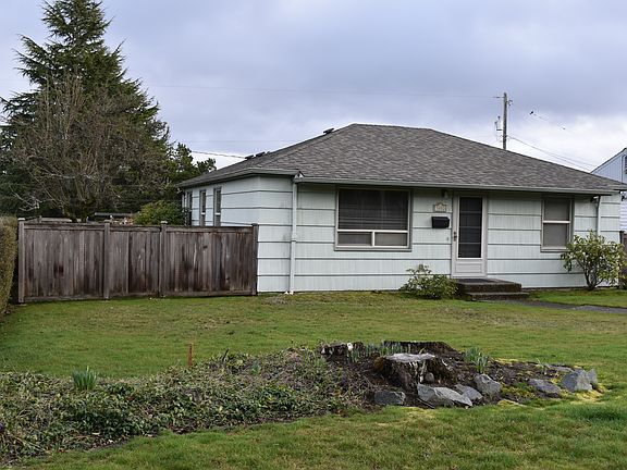 Large front yard with fenced in back yard