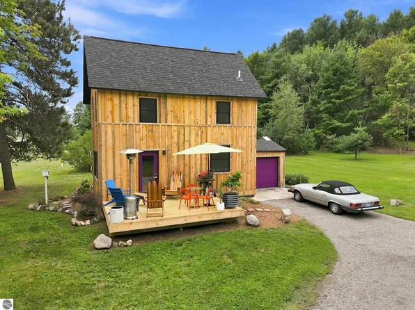 10102 Cherry Ave, Rapid City, MI 49676