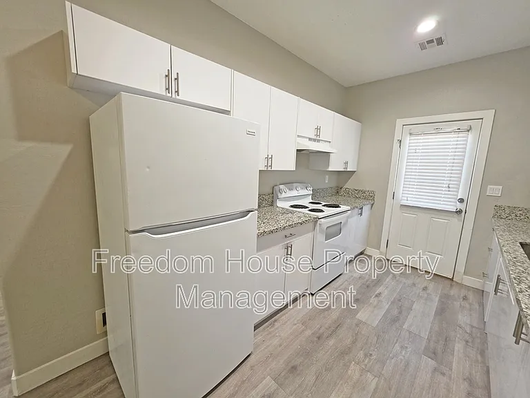 1121 Sixshooter Ave #4 — Photo 9