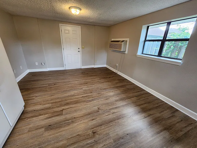 1433 N Brown Ave #B — Photo 5
