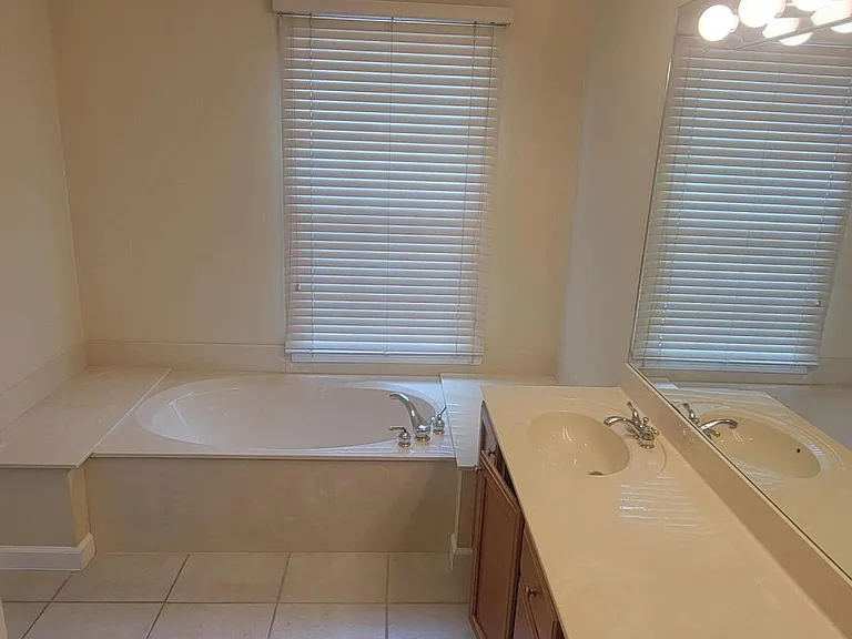 8033 Murano Cir — Photo 8