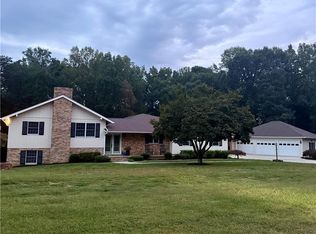 321 Pineview Dr, Mount Airy, NC 27030