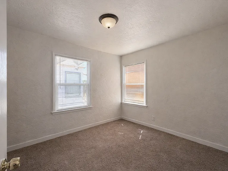 1112 Barberry Ln — Photo 3