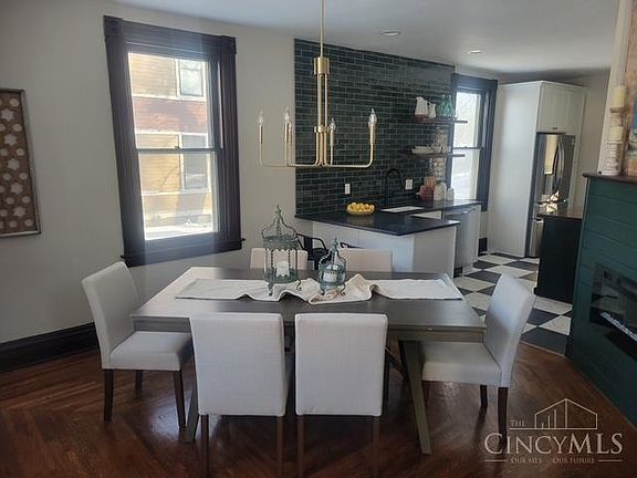 5th image of 325 E Sharon Rd