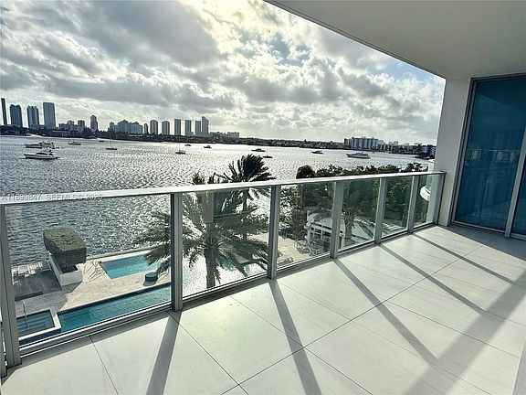 3rd image of 17111 Biscayne Blvd Unit 409