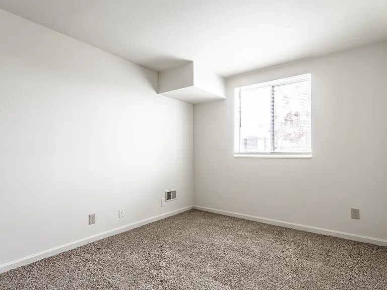 Bay Pointe Apartments — Photo 12