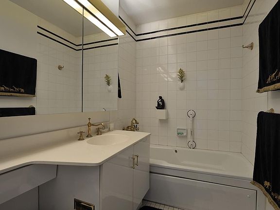 4th image of 22-26 W 15th St APT Tw18b