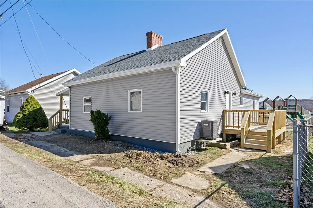 210 3rd St photo 1