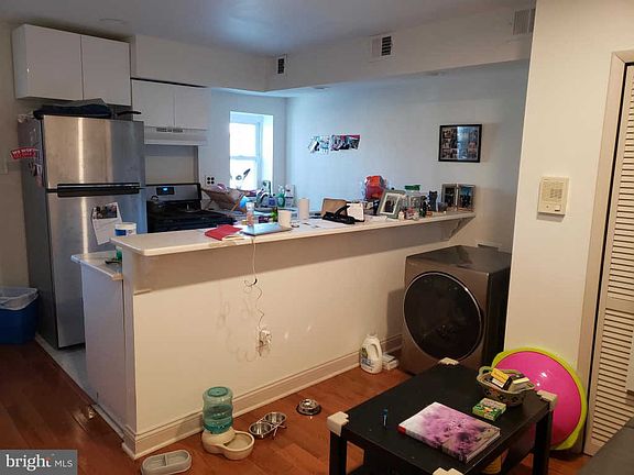 3rd image of 2325 Catharine St Floor 3