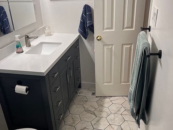 3rd image of 3315 Lindenoaks Dr
