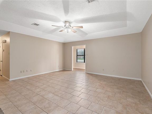 3rd image of 4520 Kingsdale Dr
