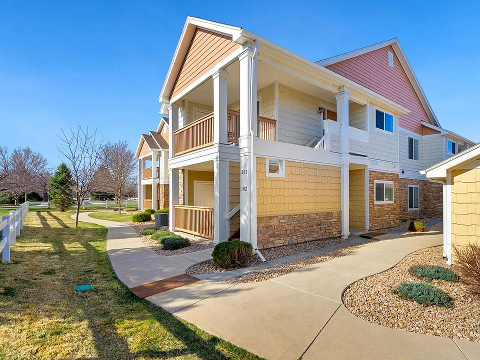 4945 Hahns Peak Dr #102