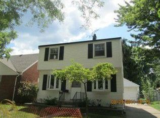 2061 Hollywood Ave, Grosse Pointe Woods, MI 48236
