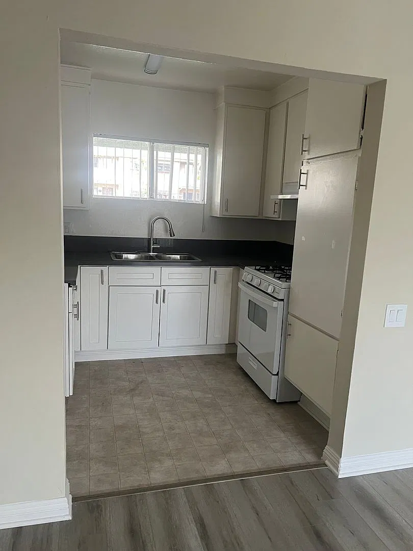 Arleta Apartments — Photo 3