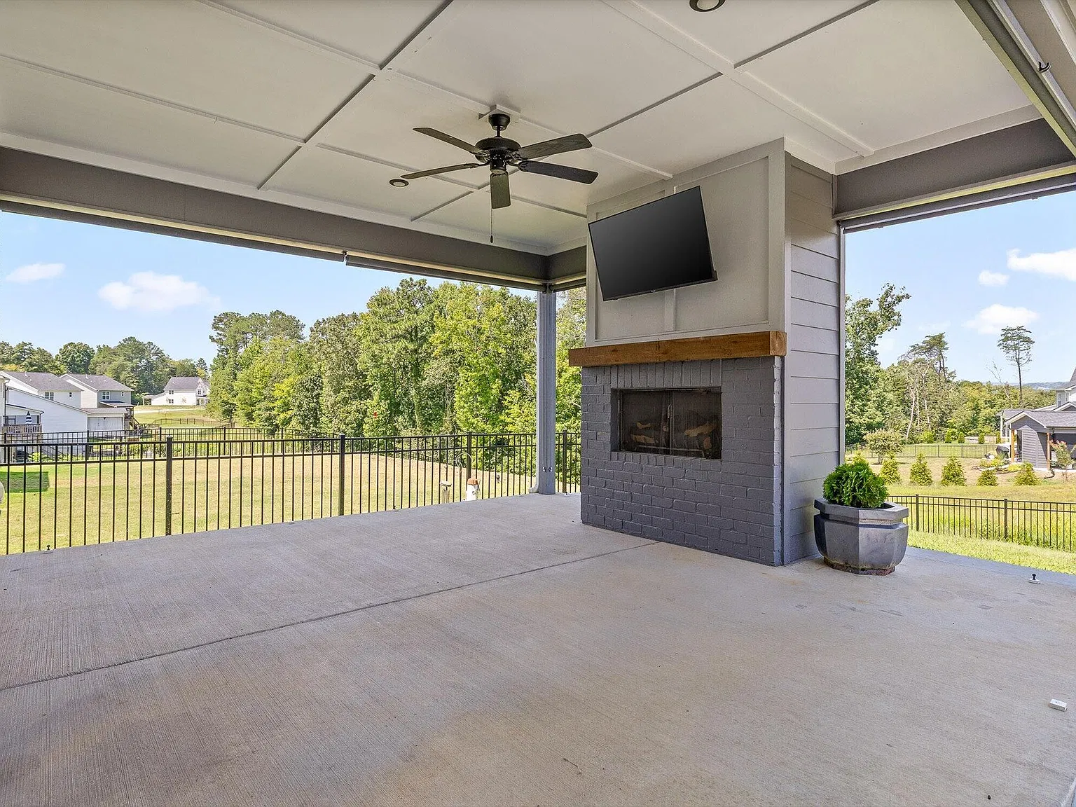 3 bed, 2.5 bath, 1681 sqft, $2,600 — Photo 1
