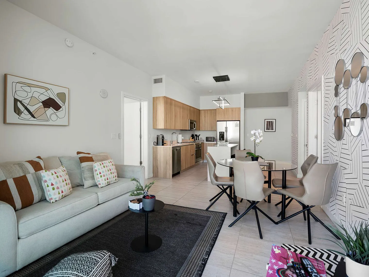 2 bed, 2.0 bath, 1011 sqft, $7,996 — Photo 4