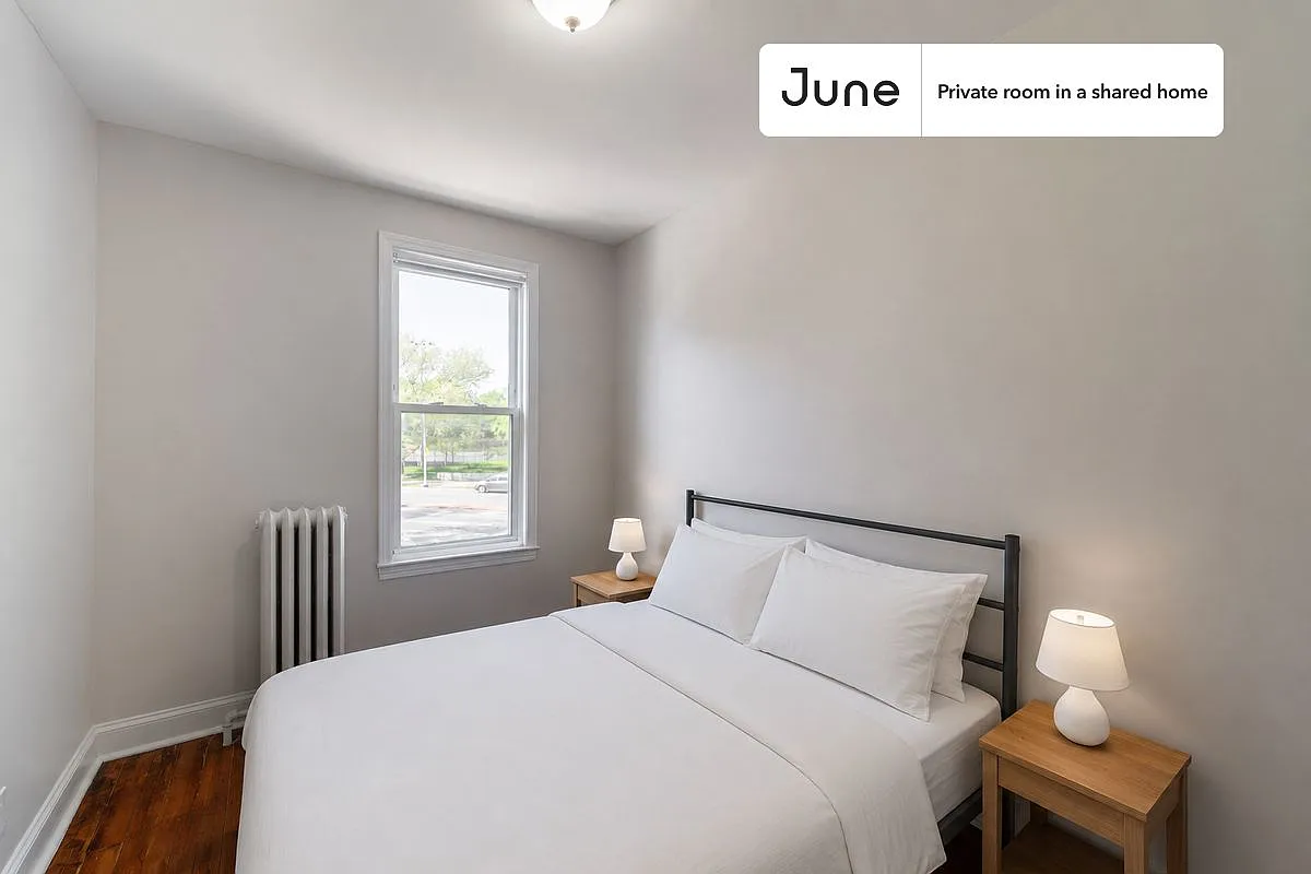 Queen bedroom in 4 bed/1 bath home in Roxbury #1875 D — Photo 1