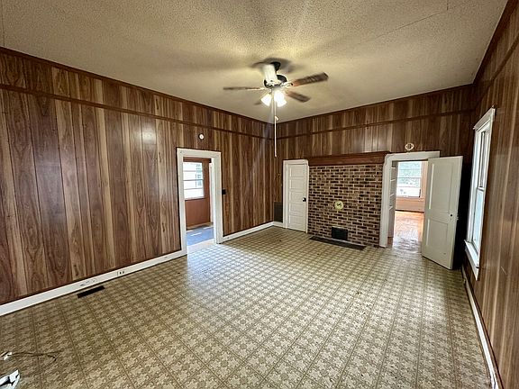 3rd image of 131 E 4th St